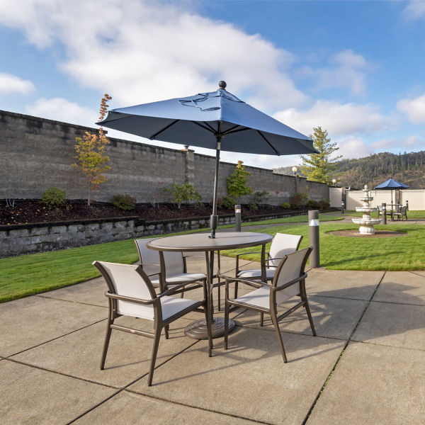 Brookdale Roseburg Courtyard
