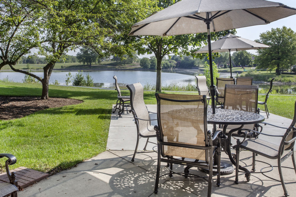 Hawthorne Lakes Courtyard
